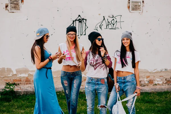 Jóvenes hermosas chicas al aire libre — Foto de Stock