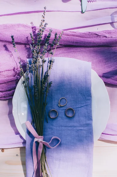 かわいい紫色のテーブルの設定 — ストック写真