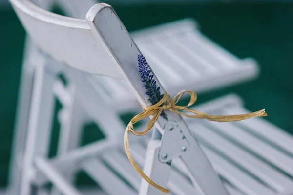 Chaises blanches en bois avec fleurs de lavande — Photo