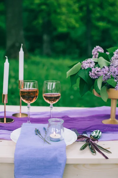 Belamente servido mesa roxa — Fotografia de Stock