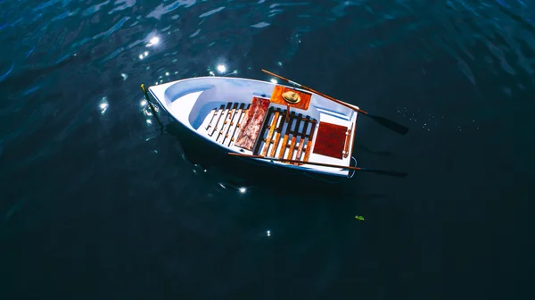 Barca galleggiante sull'acqua — Foto Stock