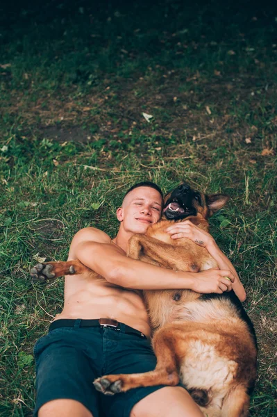 Atlético chico con un pastor alemán — Foto de Stock