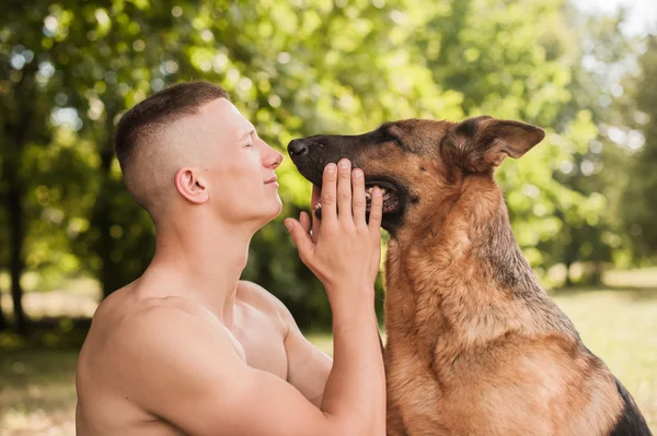 Sportovní chlap s německého ovčáka — Stock fotografie