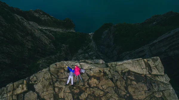 Norveç'te bir uçurumun üzerinde aşık Çift — Stok fotoğraf