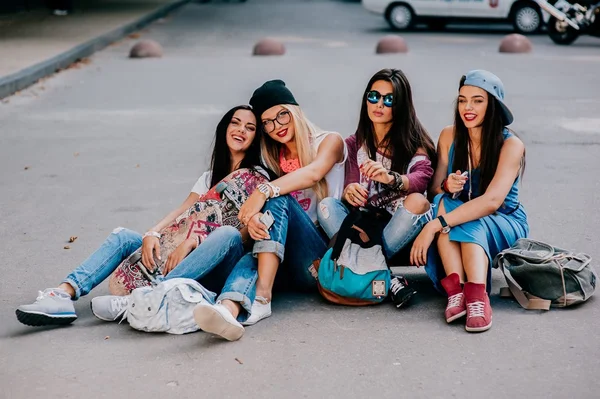 Jóvenes hermosas chicas al aire libre — Foto de Stock