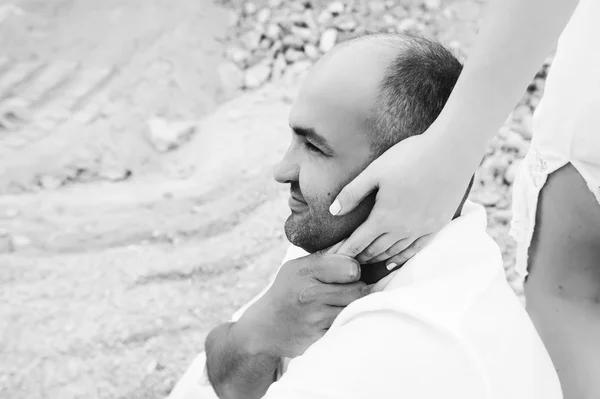 Casal amor em uma pedreira de pedra — Fotografia de Stock