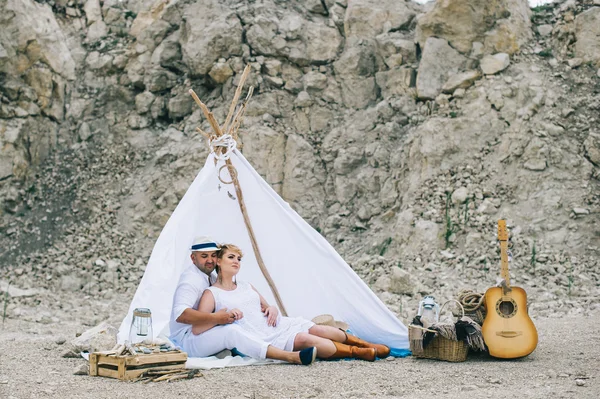 Casal grávida em uma pedreira de pedra — Fotografia de Stock