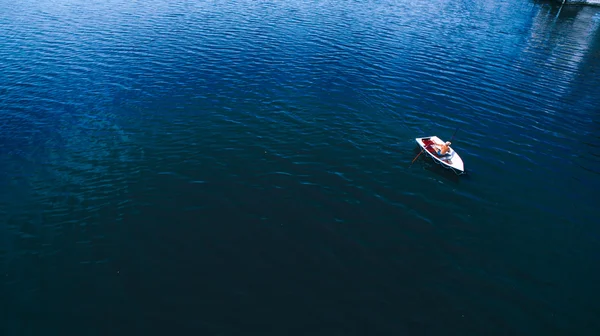 Homem rema em um barco — Fotografia de Stock