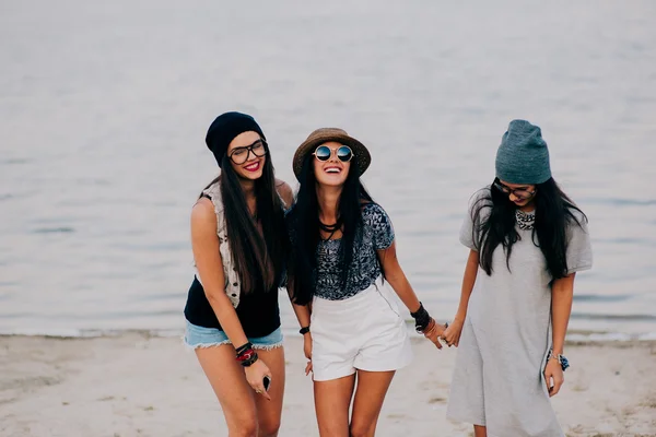 Freundinnen am Strand — Stockfoto