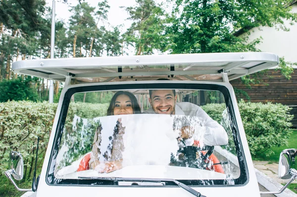 Nevěsta a ženich řídit golfový vozík — Stock fotografie