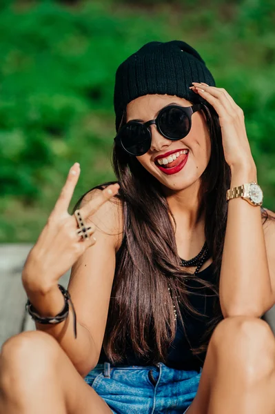 Chica bonita en gafas de sol — Foto de Stock