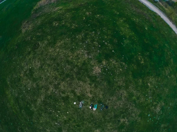 Молода пара лежить на траві — стокове фото