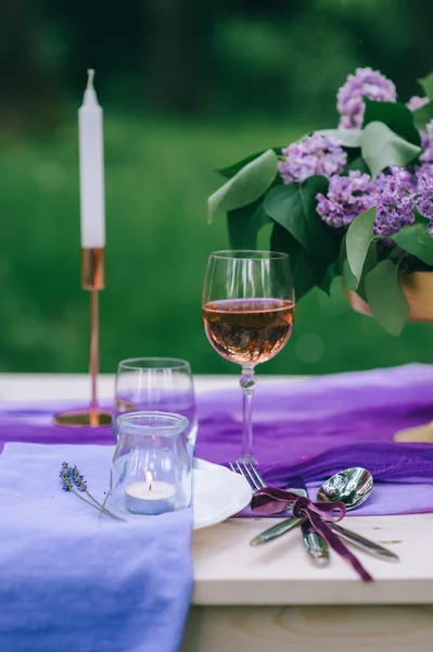 美しい紫色のテーブルを提供しています — ストック写真