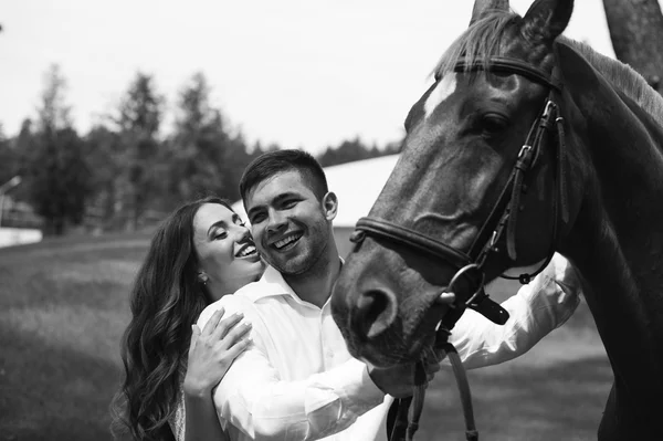 新婚夫婦が馬の横に立っています。 — ストック写真