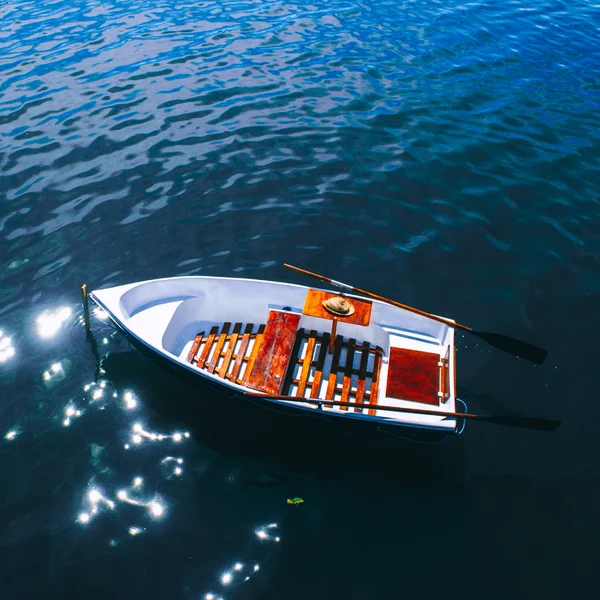 Boat floating on water — Stock Photo, Image