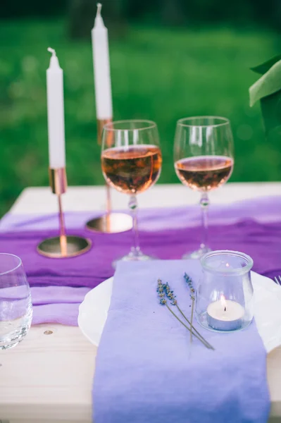 Belamente servido mesa roxa — Fotografia de Stock