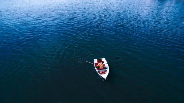 Man rows in a boat — Stock Photo, Image