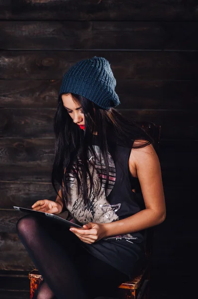 Hipster dziewczyna z tabletu — Zdjęcie stockowe