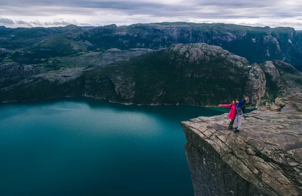 Pareja enamorada en un acantilado en Noruega — Foto de Stock
