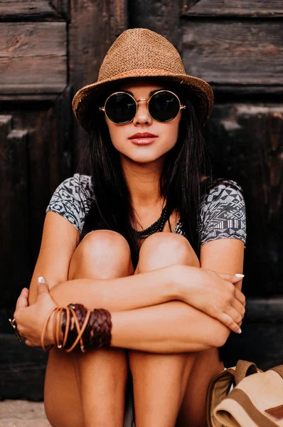 Красивая девушка в солнцезащитных очках — стоковое фото