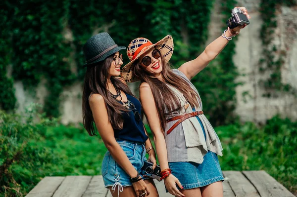 Chicas guapas tomando selfie —  Fotos de Stock