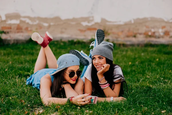 Meninas bonitas tomando selfie — Fotografia de Stock