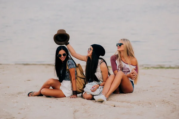 Vrienden van de meisjes op het strand — Stockfoto