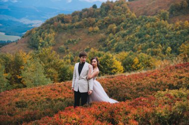 Dağlarda yürüyüşe yeni evliler