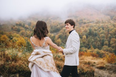 Dağlarda yürüyüşe yeni evliler