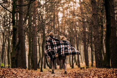  battaniye ile örtülü kız