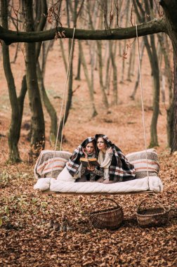 İkiz kardeşler kitap okumak 