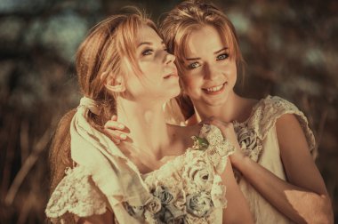 iki güzel ikiz kız kardeşi  