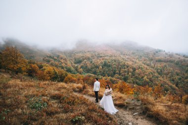 Dağlarda yürüyüşe yeni evliler