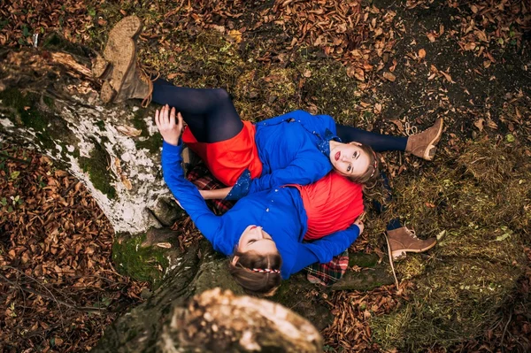 Hermanas gemelas en el bosque —  Fotos de Stock