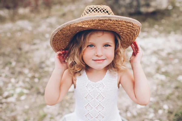 Menina vestindo um chapéu ao ar livre — Fotografia de Stock