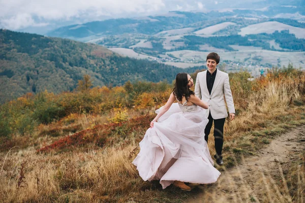 Dağlarda yürüyüşe yeni evliler — Stok fotoğraf