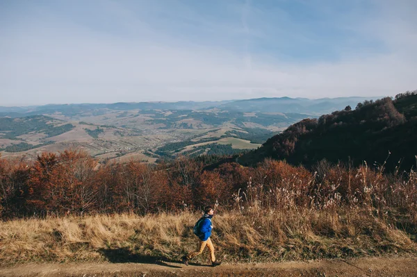 Людина біжить в горах — стокове фото