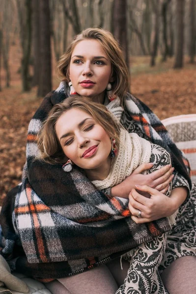 Two beautiful twin sisters — Stock Photo, Image