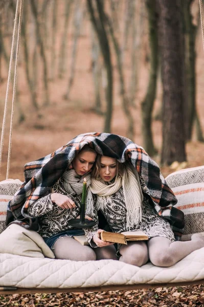 Сестры близнецы читали книгу — стоковое фото