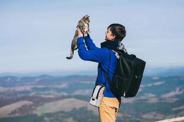 Turista y gato en las montañas —  Fotos de Stock