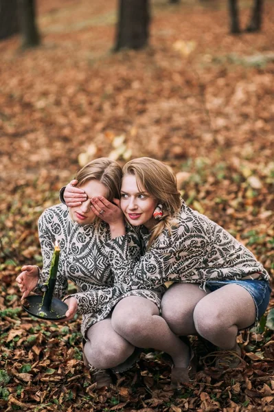 Sisters covered with blankets — Stock Photo, Image