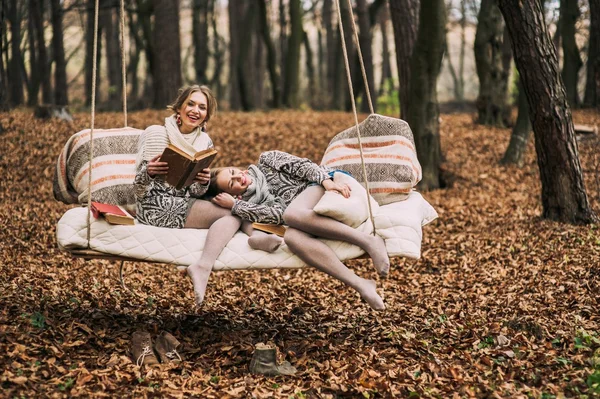 Tweelingzusjes lezen van het boek — Stockfoto