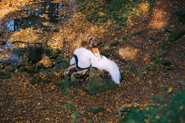 Молодожёны гуляют по осеннему лесу — стоковое фото