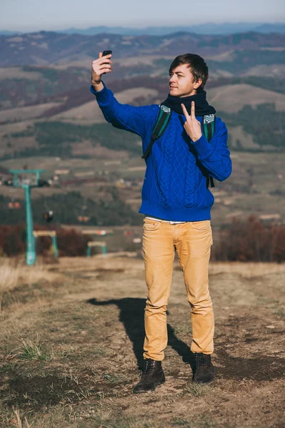 Homem tomando selfie nas montanhas — Fotografia de Stock