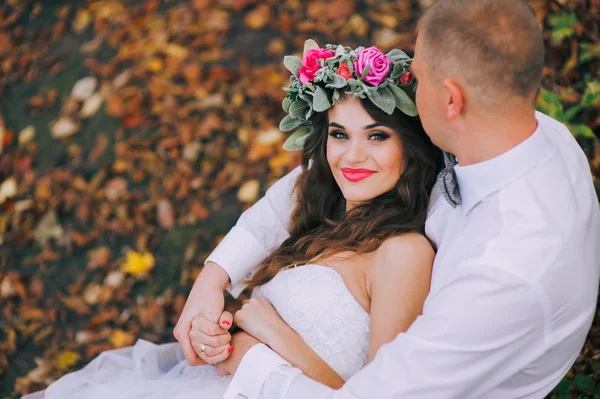 Recién casados caminan en el bosque de otoño — Foto de Stock