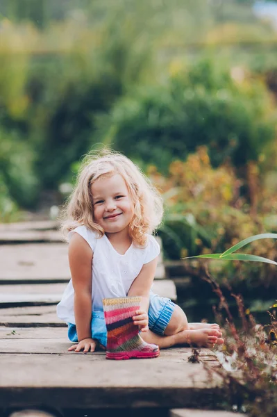 Meisje op een houten brug — Stockfoto