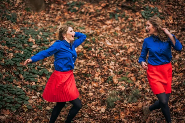 Сестри-близнюки в лісі — стокове фото