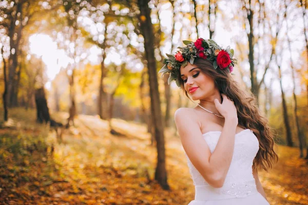 Hermosa novia en el parque — Foto de Stock