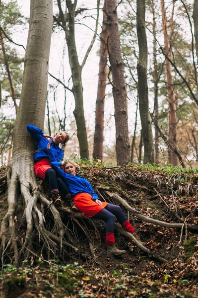 Twin sisters in forest — Stock Photo, Image