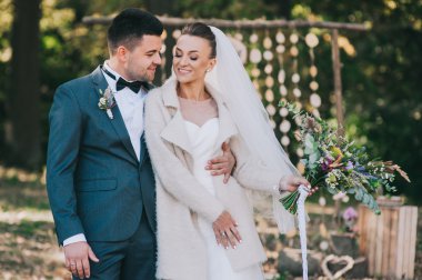 mutlu gelin ve damat yürüyüş 